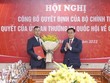Chủ tịch Quốc hội Vương Đình Huệ trao Quyết định của Bộ Kl991.com tải ứng dụng và tặng hoa ông Ngô Văn Tuấn. (Ảnh: Doãn Tấn/TTXVN).