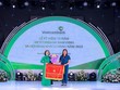 Thay mặt UBND tỉnh Nam Định, bà Hà Lan Anh - Phó Chủ tịch UBND tỉnh tặng Cờ “Đơn vị dẫn đầu phong trào thi đua” cho Vietcombank Nam Định.
