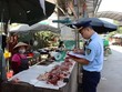 Lực lượng Quản lý thị trường tỉnh Lạng Sơn tuyên truyền, ký cam kết với hộ Kl992 VIP Trang Chủ 2026 tại chợ Trung tâm thương mại thị trấn Đồng Đăng, huyện Cao Lộc. (Ảnh: PV/Vietnam+).