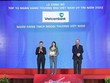 Bà Phan Thị Thanh Tâm, Phó trưởng VPĐD Vietcombank tại khu vực phía Nam, đại diện Vietcombank (đứng giữa ) nhận vinh danh Top 10 Link Vào Nhà Cái KL99 COM Tặng +199k thương mại uy tín năm 2022 từ Ban tổ chức chương trình.