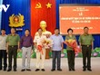 Ông Nguyễn Tiến Hải (giữa), Bí thư Tỉnh ủy, Chủ tịch HĐND tỉnh Cà Mau tặng hoa cho hai cán bộ nhận nhiệm vụ mới.