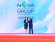 Đại diện HR Asia trao giải thưởng “Nơi làm việc tốt nhất châu Á 2022” cho bà Nguyễn Bạch Kim Vy – Phó tổng giám đốc Vận hành NovaGroup.