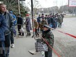 Người dân xếp hàng chờ nhận lượng thực cứu trợ tại Mykolaiv, Ukraine ngày 14/3/2022. (Ảnh: AFP/TTXVN)