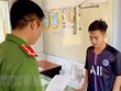 Cơ quan Cảnh sát điều tra Công an thành phố Châu Đốc (An Giang) tống đạt quyết định khởi tố vụ án, khởi tố bị can và lệnh tạm giam đối với bị can Nguyễn Văn Lý. (Ảnh: TTXVN phát)