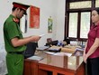 Công an thực hiện lệnh bắt tạm giam đối với Nguyễn Thị Phương. (Ảnh do Công an cung cấp).