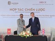 Ông Gibran Bukhari, Giám đốc khối Kl992 VIP Trang Chủ 2026 Masterise Homes và ông Robert Bartlett, Tổng Giám đốc Druce Toàn cầu tham gia ký kết hợp tác chiến lược.