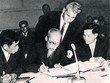 Chủ tịch Hồ Chí Minh ký tuyên bố chung tại Hội nghị 81 Đảng Cộng sản và Công nhân quốc tế họp ở Mátxcơva, tháng 11/1960. Ảnh: Tư liệu.
