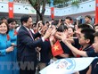Thủ tướng Phạm Minh Chính với học sinh Trường Tiểu học Đoàn Thị Điểm. (Ảnh: Dương Giang/TTXVN).