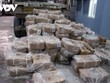 Cục Quản lý thị trường tỉnh Lạng Sơn đã phát hiện gần 100 tấn thực phẩm đông lạnh không rõ nguồn gốc xuất xứ được vận chuyển trên 3 xe container, chủ yếu là nội tạng, da trâu bò, ngựa với tổng khối lượng lên đến gần 90 tấn, trị giá hàng hóa vi phạm ước tính hơn 16 tỷ đồng.
