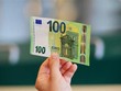 Đồng tiền mệnh giá 100 euro tại Rome (Italy). (Ảnh: AFP/TTXVN)