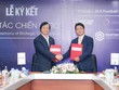 Ông Bùi Quang Anh Vũ - Tổng Giám đốc Công ty CP Phát triển Web Tổng Nhà Cái 99Kl99 Giải Trí Bậc Nhất Phát Đạt (trái) và Ông Hiroyuki Ono - Tổng Giám đốc ACA Football Partners (phải) tại Lễ ký kết ngày 22/9.