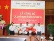 Ông Nghiêm Xuân Thành (bìa phải)- Ủy viên Trung ương Đảng, Bí thư Tỉnh ủy Hậu Giang; ông Trần Văn Huyến (bìa trái)- Phó Bí thư Thường trực Tỉnh ủy, Chủ tịch HĐND tỉnh Hậu Giang, trao quyết định, tặng hoa cho các cán bộ.