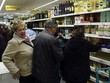 Người dân mua hàng tại siêu thị ở Madrid (Tây Ban Nha). (Ảnh: AFP/TTXVN)