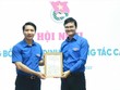 Ông Bùi Quang Huy - Bí thư thứ nhất Trung ương Đoàn (bên phải) trao quyết định cho ông Nguyễn Ngọc Lương giữ chức Bí thư Thường trực Trung ương Đoàn.