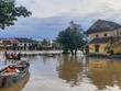 Các lực lượng chức năng khẩn trương khắc phục hậu quả. (Ảnh Trần Tĩnh/TTXVN).