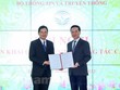 Ông Lê Quang Tự Do (trái) được bổ nhiệm làm Cục trưởng Cục Phát thanh, Truyền hình và Thông tin điện tử. (Ảnh: Lê Anh Dũng/Vietnam+)