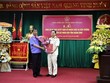 Ông Nguyễn Tiến Hùng (áo trắng) nhận Quyết định bổ nhiệm Viện trưởng Viện Kiểm sát Nhân dân tỉnh Quảng Bình.