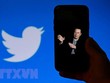 Hình ảnh tỷ phú Elon Musk trên màn hình điện thoại và biểu tượng Twitter trên màn hình máy tính. (Ảnh: AFP/TTXVN)