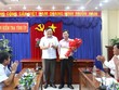 Ông Hồ Văn Chung nhận hoa chúc mừng từ ông Phạm Thành Ngoại, Phó Bí thư Tỉnh ủy Cà Mau,