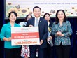Ông Hoàng Đức Long - Giám đốc Khối Nguồn vốn và Kl992 VIP Trang Chủ 2026 tiền tệ - đại diện HDBank trao bảng tượng trưng kinh phí hỗ trợ xây dựng 20 căn nhà tình thương cho UBMTTQ Việt Nam TP.HCM.