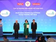 Đại diện Vietcombank, bà Phùng Nguyễn Hải Yến – Phó Tổng giám đốc nhận biểu trưng “Thương hiệu Mạnh Việt Nam năm 2022” từ Ban tổ chức chương trình.