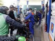 Mua bán xăng tại một điểm Kl992 VIP Trang Chủ 2026 xăng, dầu của Petrolimex trên địa bàn quận Hai Bà Trưng, Hà Nội. (Ảnh: Trần Việt/TTXVN).