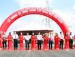 Các đại biểu thực hiện nghi thức thông xe cầu Bưng. (Ảnh: Tiến Lực/TTXVN)
