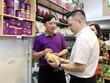 Người tiêu dùng mua sản phẩm OCOP tại quận Hai Bà Trưng.