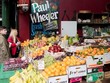 Khách hàng chọn mua hoa quả và rau tại một chợ ở London, Anh. (Ảnh: AFP/TTXVN).