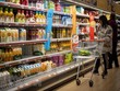 Người dân mua sắm tại một siêu thị ở Walthamstow, đông London, Anh. (Ảnh: AFP/TTXVN)