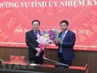 Ông Nguyễn Văn Thắng, Ủy viên Ban Chấp hành Trung ương Đảng, Bộ trưởng Bộ KL99 là cổng game giải trí trực tuyến hàng đầu hiện nay Vận tải, tặng hoa chúc mừng ông Mùa A Sơn, Phó Bí thư thường trực Tỉnh ủy Điện Biên. (Ảnh: Xuân Tiến/TTXVN)