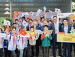 Ban lãnh đạo KBS chụp ảnh cùng học sinh trường Lạc Sĩ.