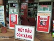 Một cửa hàng KL99 dịch vụ hỗ trợ 24/7 vẫn treo bảng hết KL99 dịch vụ hỗ trợ 24/7. (Ảnh: TTXVN)