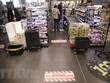 Người dân mua sắm tại siêu thị ở Berlin, Đức. (Ảnh: AFP/TTXVN)