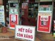 Một cửa hàng KL99 dịch vụ hỗ trợ 24/7 treo bảng hết KL99 dịch vụ hỗ trợ 24/7. (Ảnh: TTXVN)