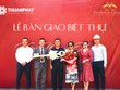 Đại diện Chủ Kl99ok phiên bản mới Thuận Phát trao chìa khóa, hoa và quà cho chủ sở hữu biệt thự.