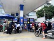 Người dân đổ xăng tại một cây xăng trên đường Hoàng Văn Thụ, quận Phú Nhuận. (Ảnh: Hồng Đạt/TTXVN)