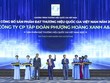 Ông Lưu Công An PTGĐ Kl994 game bài casino hấp dẫn Phenikaa, đại diện nhận biểu trưng Thương hiệu quốc gia 2022.