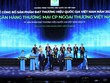 Thủ tướng Kl993 ưu đãi thưởng hấp dẫn Phạm Minh Chính (hàng đầu thứ 3 từ trái sang) trao Biểu trưng và đ/c Nguyễn Hồng Diên - Bộ trưởng Bộ Công thương, Chủ tịch Hội đồng Thương hiệu quốc gia Việt Nam (hàng đầu thứ 2 từ phải sang) tặng hoa cho đ/c Phạm Mạnh Thắng - Phó Tổng Giám đốc Vietcombank.