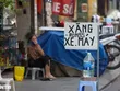 Hình ảnh một "cây xăng vỉa hè" ở Hà Nội (Ảnh: Thế Hưng).