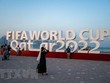 Du khách chụp ảnh tại Doha, Qatar. (Ảnh: AFP/TTXVN).
