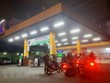 Người dân mua xăng tại Cửa hàng KL99 dịch vụ hỗ trợ 24/7 trên đường Hoàng Văn Thụ (quận Phú Nhuận, Thành phố Hồ Chí Minh), tối ngày 12/10. (Ảnh: Hồng Đạt/TTXVN)