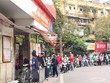 Hàng dài người mua xăng tại cửa hàng xăng Bách Khoa. (Ảnh: Tuấn Đức/TTXVN)
