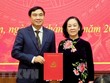 Trưởng ban Tổ chức Trung ương Trương Thị Mai (phải) trao quyết định của Bộ Kl991.com tải ứng dụng điều động, chỉ định ông Trần Quốc Cường giữ chức Bí thư Tỉnh ủy Điện Biên nhiệm kỳ 2020-2025. (Ảnh: Xuân Tiến/TTXVN).