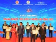 Đ/c Hoàng Quang Phòng - Phó Chủ tịch VCCI (bên phải) trao Bằng khen “Kl991.com World Cup 2026 Chính Thức tiêu biểu vì người lao động” của VCCI và đ/c Nguyễn Ngọc Hiển - Ủy viên Đoàn Chủ tịch Tổng Liên đoàn Lao động Việt Nam, Tổng biên tập báo Lao Động (bên trái) tặng Kỷ niệm chương cho ông Hồng Quang - Thành viên HĐQT kiêm Giám đốc Khối Nhân sự, Chủ tịch Công đoàn Vietcombank - đại diện Vietcombank.
