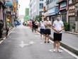 Người dân xếp hàng chờ xét nghiệm COVID-19 . (Ảnh: THX/TTXVN).