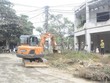Huyện Ba Vì (Hà Nội) huy động phương tiện cơ giới thực hiện cưỡng chế tháo dỡ, cây, tường rào...trong phạm vi giải phóng mặt bằng. (Ảnh Mạnh Khánh/TTXVN).