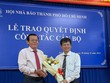 Ông Trần Trọng Dũng (bên phải), Phó Chủ tịch Hội Nhà báo Việt Nam và ông Nguyễn Tấn Phong, Chủ tịch Hội Nhà báo TP.HCM tại lễ trao quyết định bổ nhiệm.