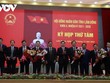 Lãnh đạo HĐND tỉnh Lâm Đồng tặng hoa chúc mừng các cán bộ giữ chức vụ ở vị trí công tác mới.