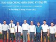 Cần Thơ đang là điểm đến của nhiều Kl991.com World Cup 2026 Chính Thức, nhà Kl99ok phiên bản mới. Trong ảnh: Lãnh đạo TP. Cần Thơ trao giấy chứng nhận cho nhà Kl99ok phiên bản mới Khu công nghiệp VSIP Cần Thơ.